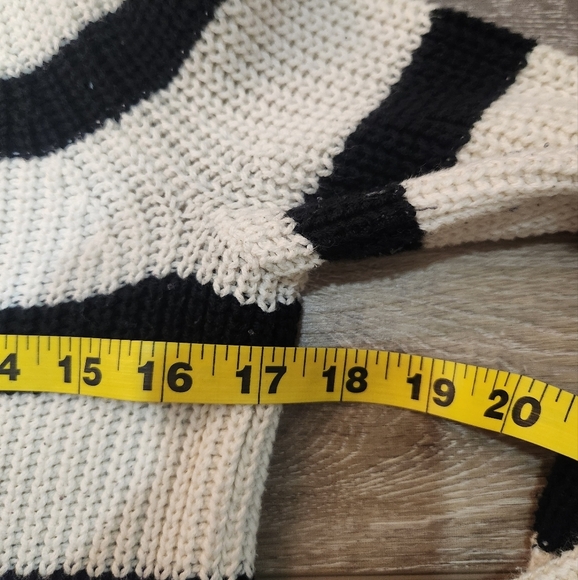 Express Black And Cream Ling Sleeve Knitted Sweater Size Small - Picture 5 of 6